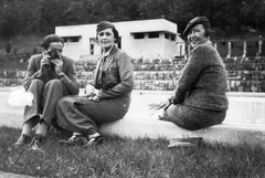 Hungary, untitled, Parádfürdő, Gyógyfürdő, strand., 1936, Vojnich Pál, fashion, women, camera, man, photography, handbag, looking back, three people, Fortepan #43865