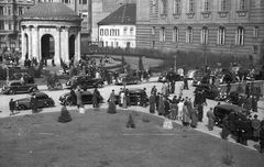 Magyarország, Budapest V., Március 15. (Eskü) tér, Erzsébet királyné emlékműve., 1939, Ludovika, tömeg, emlékmű, automobil, Budapest, Fortepan #43888