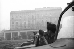 Magyarország, Budapest VIII., Orczy-kert, Ludovika garázsok, háttérben a Diószegi Sámuel (Örömvölgy) utca 42. és 44., 1940, Ludovika, laktanya, katona, Budapest, Bocskai sapka, Fortepan #43904