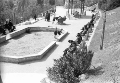 Magyarország, Gellérthegy, Budapest XI., játszótér a Gellért Gyógyfürdővel szemben a mai Szabó Dezső sétányon., 1940, Ludovika, játszótér, napsütés, tömeg, napozás, homokozó, katona, Budapest, Fortepan #43926