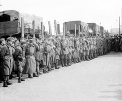 Magyarország, Budapest VIII., Józsefvárosi pályaudvar, frontra induló katonák búcsúztatása., 1942, Ludovika, vasút, teherautó, második világháború, katona, sorakozó, Budapest, Fortepan #43979