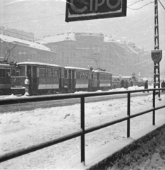 Magyarország, Budapest I.,Budapest II., Széna tér., 1941, Ludovika, reklám, tél, hó, forgalom, korlát, utcakép, villamos, áramszedő, Budapest, Fortepan #43981