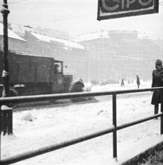 Magyarország, Budapest I.,Budapest II., Széna tér., 1941, Ludovika, tél, hó, forgalom, korlát, teherautó, utcakép, életkép, hókotró, Budapest, hóeke, Fortepan #43984