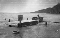 Magyarország, Balatonalmádi, Wesselényi strand., 1954, Ludovika, strand, magány, gyermek, melankólia, víztükör, úszógumi, strandcikkek, kisfiú, csónak, stég, vízpart, tábla, Fortepan #44018