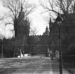 Magyarország, Városliget, Budapest XIV., Vajdahunyad sétány, híd a Vajdahunyad vára előtt., 1942, Ludovika, kastély, Alpár Ignác-terv, kapualj, eklektikus építészet, Budapest, csúcsív, Fortepan #44022