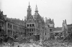 Germany, Dresden, előtérben a Drezdai Kastély (Residenzschloß) romjai, háttérben a Szentháromság Katolikus Főtemplom (Hofkirche) tornya., 1960, Fortepan, ruins, GDR, damaged building, Fortepan #44038