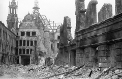 Germany, Dresden, előtérben a Drezdai Kastély (Residenzschloss) romjai, háttérben a Szentháromság Katolikus Főtemplom (Hofkirche) tornya., 1960, Fortepan, ruins, GDR, damaged building, Fortepan #44039