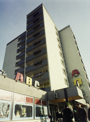 Magyarország, Karcag, Kossuth tér., 1977, Kádas Tibor, színes, cégtábla, panelház, bolt, Fortepan #4404