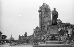 Germany, Dresden, Neumarkt, Luther-szobor, háttérben a Miasszonyunk-templom (Frauenkirche) romjai., 1960, Fortepan, sculpture, ruins, GDR, damaged building, Martin Luther-portrayal, Fortepan #44041