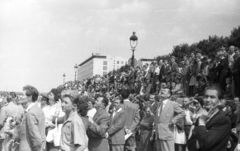 Magyarország, Budapest V., pesti alsó rakpart a Margit híd és a Parlament között. Augusztus 20-i vízi és légiparádé nézői., 1959, Fortepan, lámpaoszlop, csoportosulás, Budapest, Fortepan #44063