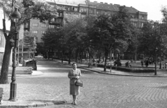 Magyarország, Budapest XIII., Jászai Mari tér az Újpesti rakpart felől nézve., 1961, Fortepan, portré, játszótér, utcakép, életkép, szemüveg, lámpaoszlop, retikül, hölgy, kosztüm, Budapest, blúz, Fortepan #44071