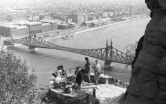 Magyarország, Gellérthegy, Budapest IX.,Budapest XI., kilátás a Szabadság híd felé. Háttérben a Marx Károly Közgazdaságtudományi Egyetem (később Corvinus Egyetem) épülete és a Közraktárak., 1961, Fortepan, hajó, híd, látkép, Duna, Budapest, Duna-híd, Feketeházy János-terv, Fortepan #44072