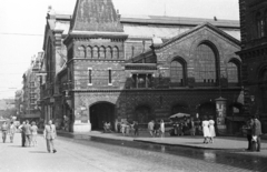 Magyarország, Budapest IX., Vámház (Dimitrov) tér, Központi Vásárcsarnok., 1961, Fortepan, utcabútor, óra, utcakép, életkép, hirdetőoszlop, virágárus, szemetes, Budapest, Fortepan #44075