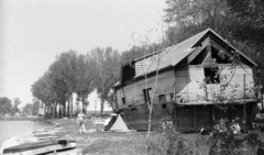 Magyarország, Ráckeve, a Ráckevei (Soroksári)-Duna partja, a Gyurcsik-féle utolsó magyarországi hajómalom házhajója., 1968, Fortepan, sátor, csónak, kemping, hajómalom, Fortepan #44076