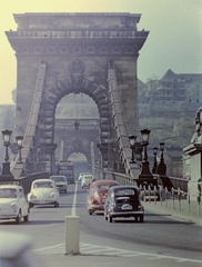 Magyarország, Budapest V., Széchenyi Lánchíd., 1972, Fortepan, színes, híd, Fiat-márka, automobil, Fiat 500, Volkswagen Bogár, Fiat 600, Budapest, függőhíd, Rákosi-címer, William Tierney Clark-terv, Fortepan #441