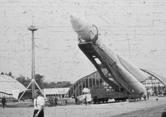 Magyarország, Városliget, Budapest XIV., a BNV területe, a Szovjet tudomány és technika 50 éve jubileumi kiállítása 1967. szeptember 1-24. A felvételen a Vosztok-1, Gagarin űrhajójának másolata., 1967, Fortepan, nemzetközi vásár, űrhajó, Budapest, Fortepan #44108