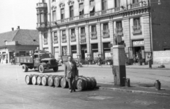 Hungary, Győr, Szent István (Sztálin) út, Vörös Csillag Szálló (később Rába Hotel)., 1955, Fortepan, Hungarian brand, commercial vehicle, street view, ice cream, barrel, gas station, building, Fortepan #44129