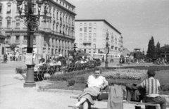 Magyarország, Győr, Városház (Szabadság) tér. Szemben a Szent István (Sztálin) út a Vörös Csillag Szálló (később Rába Hotel)., 1955, Fortepan, utcabútor, kandeláber, park, virág, épület, üdülés, Fortepan #44134