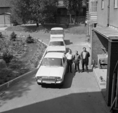 Magyarország, Budapest IX., Albert Flórián (Gyáli) út 3/a, az Országos Élelmezés- és Táplálkozástudományi Intézet (OÉTI) udvara., 1977, Baráth Endre, német gyártmány, Zuk-márka, Ford-márka, sofőr, lengyel gyártmány, automobil, rendszám, Budapest, Ford Taunus P5, Fortepan #44149