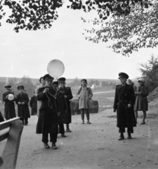 Magyarország, Abaliget, park a Cseppkőbarlang bejárata előtt., 1959, Baráth Endre, egyenruha, léggömb, fiúk, Fortepan #44165