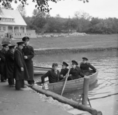 Magyarország, Abaliget, Csónakázótó, háttérben a turistaház (később Denevér Múzeum)., 1959, Baráth Endre, hajó, egyenruha, csónakázás, fiúk, Fortepan #44166