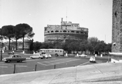 Olaszország, Róma, Angyalvár (Castel Sant'Angelo), Hadrianus császár síremléke., 1968, Fortepan, autóbusz, vár, Fiat 850, Fiat 500, Fiat 1300/1500, angyal-ábrázolás, mauzóleum, Fortepan #44171