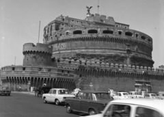 Olaszország, Róma, Angyalvár (Castel Sant'Angelo), Hadrianus császár síremléke., 1968, Fortepan, vár, Fiat 500, Renault 10, Fiat 1300/1500, angyal-ábrázolás, mauzóleum, Fortepan #44172