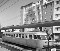 Italy, Brescia, pályaudvar, háttérben a Via Giulio Togni házai. Előtérben egy Breda motorvonat., 1960, Fortepan, railway, Italian brand, rail signal, Breda-brand, Fortepan #44179