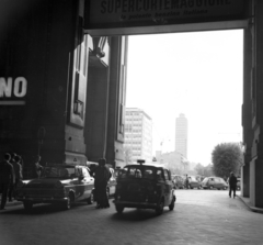 Italy, Milan, a központi pályaudvar kocsibejárója. Szemben a Piazza D'Aosta, háttérben a Breda-torony., 1960, Fortepan, high-rise building, Fortepan #44186