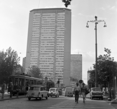 Italy, Milan, Piazza D'Aosta, Pirelli toronyház., 1960, Fortepan, Fiat-brand, Italian brand, tram, lamp post, high-rise building, tram stop, modern architecture, Pirelli-brand, public transport line number, Gio Ponti-design, Pier Luigi Nervi-design, Fortepan #44187