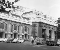 Italy, Milan, Központi pályaudvar., 1960, Fortepan, traffic, Fiat-brand, Volkswagen-brand, train station, automobile, Volkswagen Beetle, Fortepan #44188