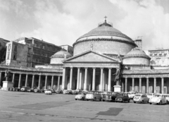 Olaszország, Nápoly, Piazza del Plebescito, San Francesco di Paola-templom (Basilica reale pontificia di San Francesco di Paola)., 1960, Fortepan, templom, német gyártmány, szobor, Fiat-márka, Mercedes-márka, olasz gyártmány, lovas szobor, Fiat 500, Volkswagen Bogár, timpanon, neoklasszicizmus, III. Károly spanyol király-ábrázolás, Pietro Bianchi-terv, Fortepan #44192