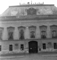 Magyarország, Balassagyarmat, Vármegyeháza (később Mikszáth Kálmán Gimnázium, Szakközépiskola és Szakiskola)., 1957, Gyöngyi, postaláda, címer, vörös csillag, propaganda, emléktábla, 1956-utóélet, Fortepan #44205