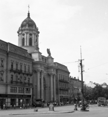 Románia,Erdély, Arad, a Páduai Szent Antal-templom és a Minorita-palota., 1961, Gyöngyi, szobor, utcakép, életkép, lámpaoszlop, áruház, üzletportál, Fortepan #44212