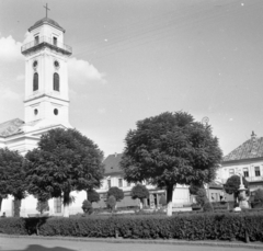 Románia,Erdély, Lugos, Piața Iosif Constantin Drăgan (Izabella tér), balra a görögkatolikus templom., 1961, Gyöngyi, park, utcakép, toronyóra, görög katolikus, Fortepan #44215