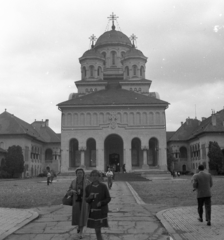 Románia,Erdély, Gyulafehérvár, ortodox székesegyház., 1961, Gyöngyi, templom, utcakép, életkép, pravoszláv templom, Fortepan #44217