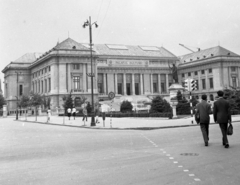 Románia, Ploiesti, Palatul Culturii, balra a Bulevardul Republicii., 1961, Gyöngyi, szobor, utcakép, életkép, jelzőlámpa, lámpaoszlop, gyalogátkelő, Fortepan #44227