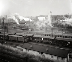 Germany, Stuttgart, Hauptbahnhof (Főpályaudvar), Abstellbahnhof und Betriebswerk (Rendezőpályaudvar és kocsijavítóműhely. A kép előterében a Stellwerk 7 (7. számú váltókezelő őrház)., 1936, Lőrincze Judit, steam locomotive, railway, lamp post, train station, train, railway turntable, Fortepan #44259