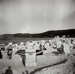 Németország, Binz, Rügen, strand., 1936, Lőrincze Judit, strand, horogkereszt, csúszda, csónak, vízpart, szélfogó fülke, Fortepan #44262