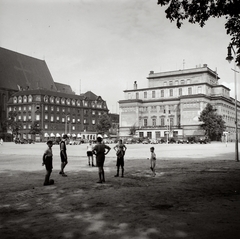 Poland, Wroclaw, az Operaház, balra a Hotel Monopol., 1936, Lőrincze Judit, church, football, street view, hotel, genre painting, kids, Neo-Baroque-style, Art Nouveau architecture, Carl Ferdinand Langhans-design, Carl Johann Lüdecke-design, Karl Schmidt-design, Karl Grosser-design, Fortepan #44263