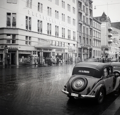 Németország, Hamburg, Kirchenalee., 1939, Lőrincze Judit, kirakat, utcakép, hirdetőoszlop, automobil, rendszám, szálloda, Fortepan #44271