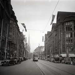 Németország, Hamburg, Mönckebergstrasse, háttérben a Szent Péter-templom (Hauptkirche Sankt Petri)., 1939, Lőrincze Judit, villamos, horogkereszt, automobil, zászlódísz, viszonylatszám, Fortepan #44278