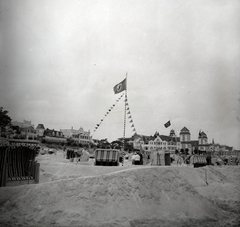 Németország, Binz, Rügen, strand., 1936, Lőrincze Judit, strand, zászló, horogkereszt, tengerpart, szélfogó fülke, Fortepan #44280