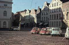 Németország, Wismar, Marktplatz, balra a Városháza., 1962, Fortepan, közlekedés, jármű, színes, német gyártmány, utcakép, Moszkvics-márka, Wartburg-márka, NDK, automobil, Wartburg 311/312, rendszám, Moszkvics 407, Fortepan #44281