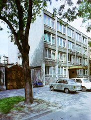 Magyarország, Szeged, Tisza Lajos körút 72., Tervezők Szövetkezete., 1976, Kádas Tibor, színes, német gyártmány, Trabant-márka, kapu, Simson-márka, Trabant 601, rendszám, Simson Schwalbe, motorkerékpár, Fortepan #4429