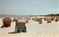 Németország, Warnemünde, Rostock, Strand., 1962, Fortepan, strand, színes, NDK, vízpart, homok, szélfogó fülke, Fortepan #44293