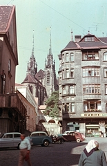 Csehország, Brno, Kapucinus tér, háttérben a Szent Péter és Pál székesegyház., 1962, Fortepan, Csehszlovákia, templom, színes, utcakép, életkép, automobil, Skoda Octavia, Moszkvics 407, Wartburg 311/312, zöldséges, Tatra 57A, Moszkvics 401, Fortepan #44295