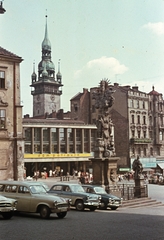 Csehország, Brno, Piactér (Zelný trh), előtérben a Szentháromság-szobor, háttérben a régi városháza tornya., 1962, Fortepan, Csehszlovákia, színes, élelmiszerbolt, utcakép, Skoda-márka, Moszkvics-márka, Wartburg-márka, automobil, szentháromság szobor, Fortepan #44298