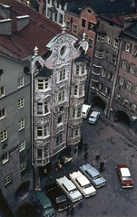 Austria, Innsbruck, Herzog Friedrich Strasse, a Helblinghaus a Várostoronyból (Stadtturm) nézve., 1960, Fortepan, colorful, street view, picture, Baroque-style, automobile, stucco, Anton Gigl-design, Fortepan #44307