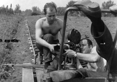 Magyarország, a kép a Tiszazug című film forgatásakor készült. A kameránál Andor Tamás operatőr., 1968, Schiffer Pál, filmforgatás, filmkamera, filmoperatőr, fahrt-sín, félmeztelen, fahrtkocsi, Fortepan #44336